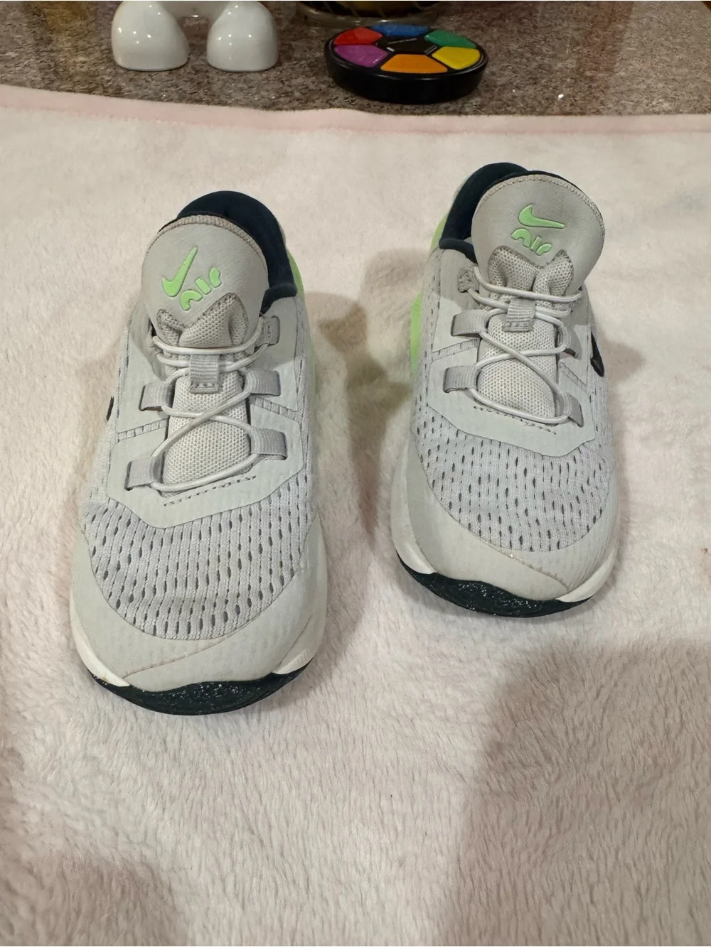 Nike Air Max 270 GO, easy on/off Kids Sneakers with Neon Green Heel Accent